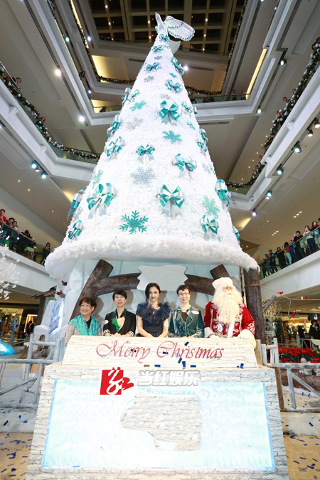 汤唯与圣诞树合影