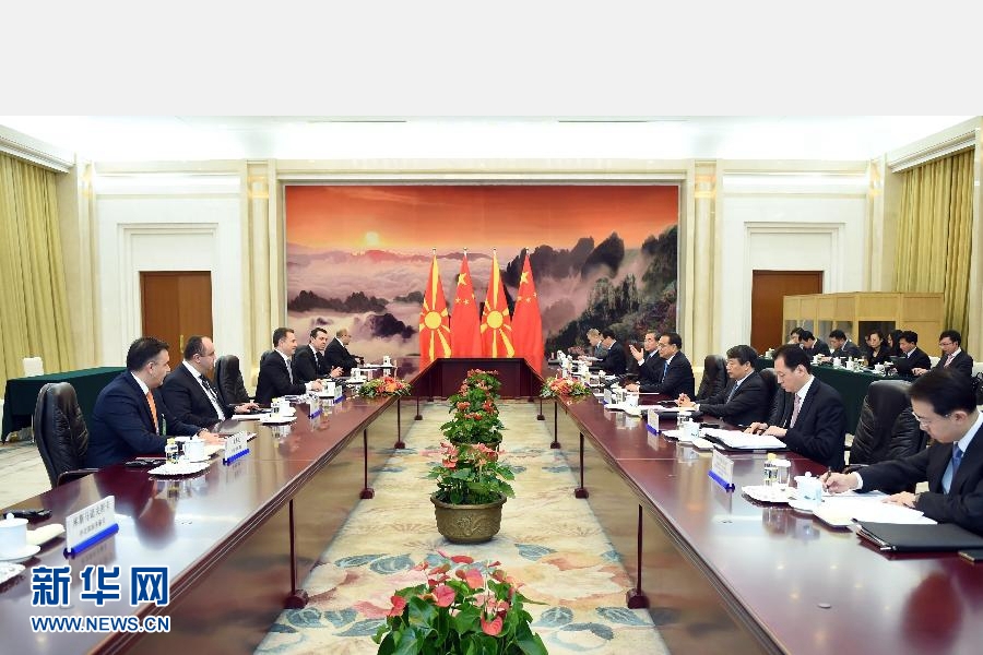 11月26日，中国国务院总理李克强在北京人民大会堂会见来华出席第四次中国－中东欧国家领导人会晤的马其顿总理格鲁埃夫斯基。新华社记者张铎摄