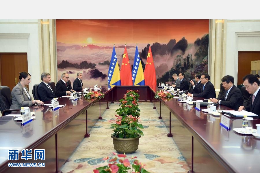 11月26日，中国国务院总理李克强在北京人民大会堂会见来华出席第四次中国－中东欧国家领导人会晤的波黑部长会议主席兹维兹迪奇。新华社记者张铎摄