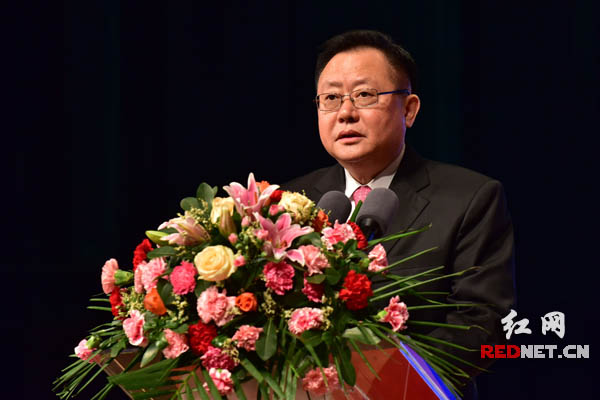 邵阳市委副书记、市长龚文密在2015湖南经济合作洽谈会暨第七届湘商大会上作推介发言。