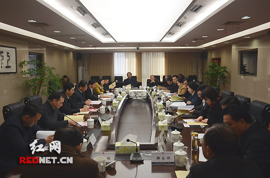 湖南省副省长黄关春来到湖南省司法厅，就湖南司法行政改革发展情况进行调研。