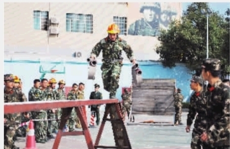 11月26日，娄底消防开展“实战化”练兵比武竞赛，本次竞赛推进了“实战化”练兵工作，全面提升了部队实战能力。  杨正强 摄