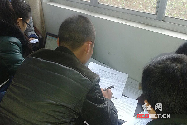 现场工作人员在紧张的统分。