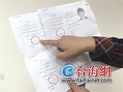 男子在银行门口举牌称老婆被行长勾引 有开房记录