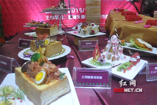 新闻发布会展示了部分台湾美食。
