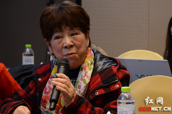 著名花鼓戏演员李小嘉等艺术家参加座谈会并发言。