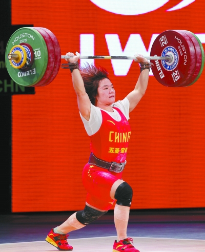  图为向艳梅在举重世锦赛女子69公斤级挺举比赛中。
