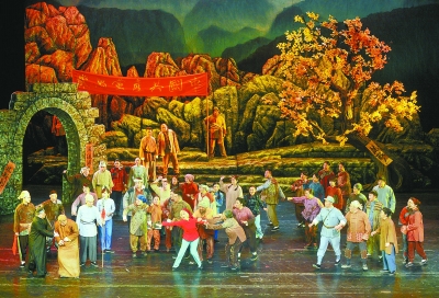   11月26日晚，演员在表演歌剧《白毛女》。当天，新版歌剧《白毛女》在浏阳市金阳大剧院演出。   湖南日报记者 李健 摄