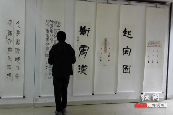 现场展出书画篆刻作品八十余件。