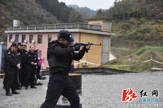 张家界公安百名特警比武场上显身手