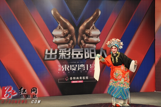 72岁的高小林表演京剧《痴梦》