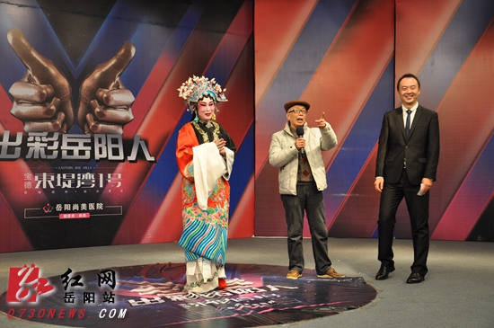 高小林的老伴张爹（中）情不自禁地走上台倒“苦水”