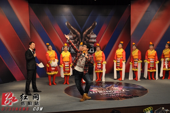 湖南民院艺术系舞蹈教师郭皓（中男士）现场为大妈辅导藏族舞