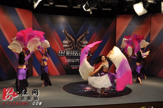 独具异域风情的肚皮舞表演《双扇鼓舞》