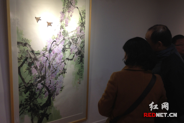 湘西漫山遍野的一种藤蔓开花植物叫做紫藤花，是吴正义画笔下特为钟情的题材。