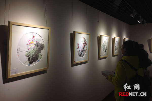 展出作品既有一种世俗的温暖，又有一种春风万里的明媚之感。