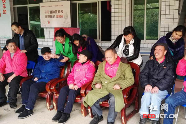 开福区蚌塘社区组织45名志愿者敬老院开展服务活动。