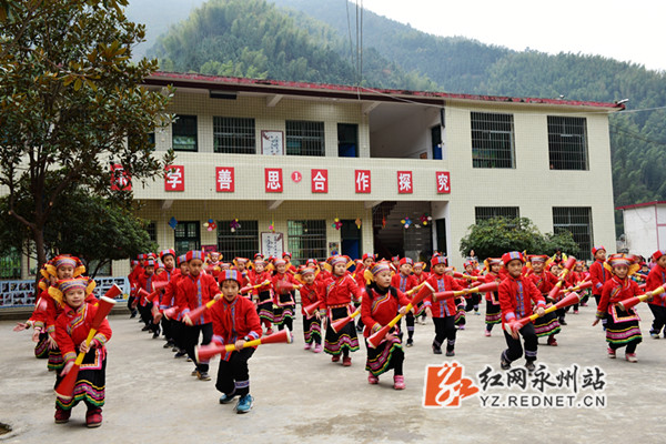 瑶山深处快乐的瑶文化传承天使正在跳《长鼓舞》。李先志 摄