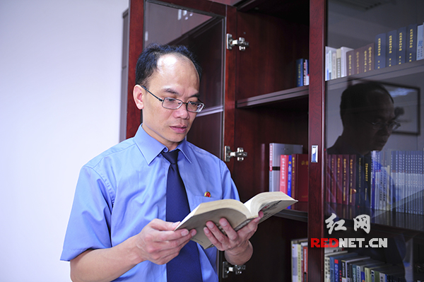 2015年9月，因办理葛兰素史克案件成绩显著，祝珍明被最高人民检察院荣记个人一等功。