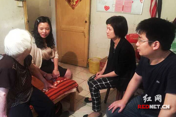 湘农桥社区群工站队员看望孤寡老人刘秋莲。