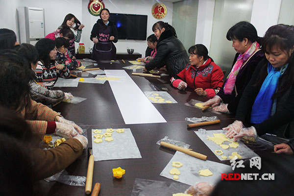 居民现场学做糕点。