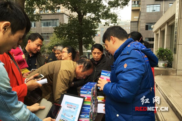 工作人员宣传微信公众号。