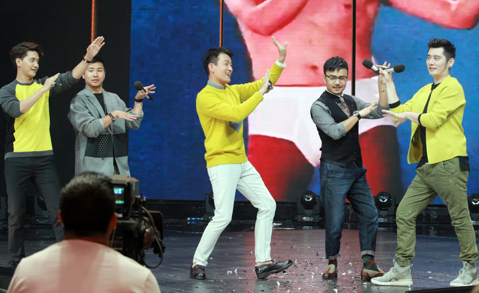 佟大为和天天兄弟大跳“蛇精舞”