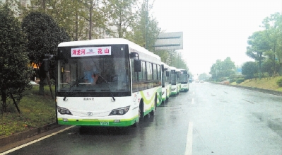  载着希望整齐出发，连结城乡你我他。