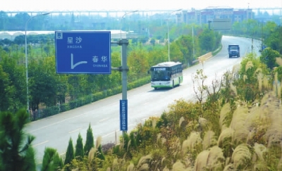  穿行在美丽的乡间大道，一路风景一路欢笑。范远志 摄