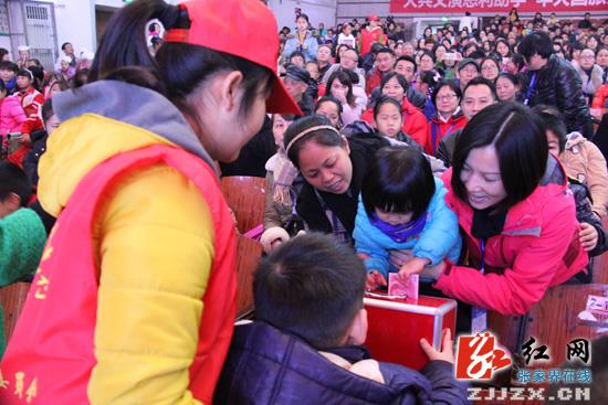 慈利:大兵义演 爱心助学(组图)