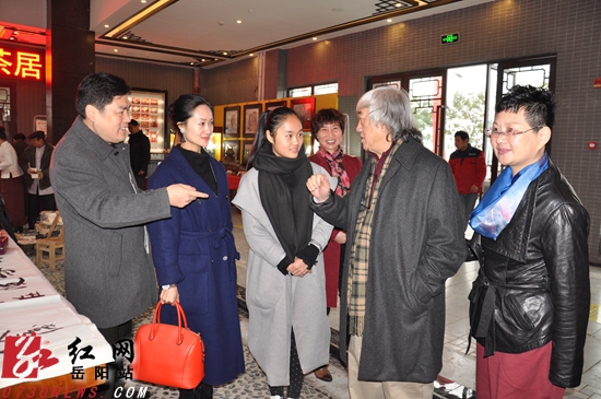 旅美艺术家大泽人（左）赠字与岳州宋瓷文化公司董事长王友良（右）。