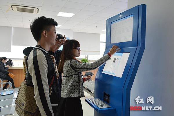 今天下午，在湖南省对外劳务合作服务平台服务大厅，几名大学生现场报名，寻找海外就业机会。