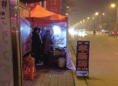 5人喝羊汤被错认当街遭砍案情10个月仍无进展