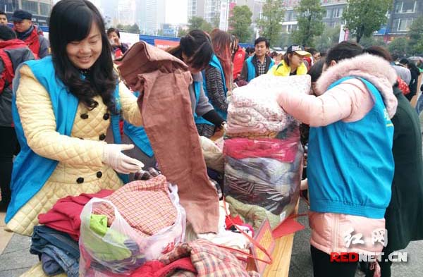 怀化鹤城爱心人士为山区贫困孩子捐赠防寒衣物