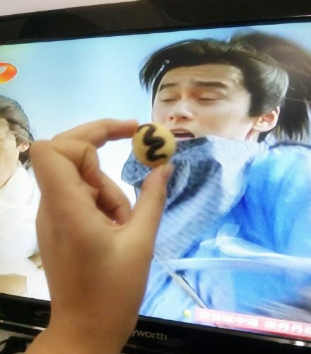 网友向蒋劲夫投喂柠檬酥