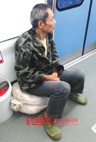 车厢有空位农民工不肯坐:不想弄脏别人衣服(图)