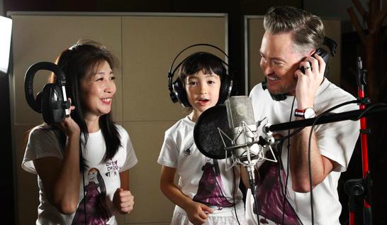 黄嘉千一家唱歌