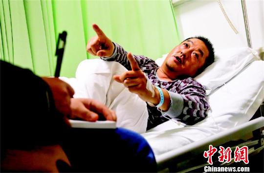 民警抓嫌犯时手下留情遭刺伤:想到儿子不忍下重手