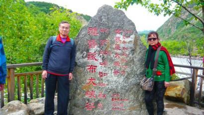 67岁大爷带老伴当背包客，游历各国。