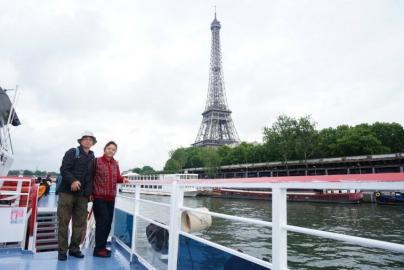 67岁大爷带老伴当背包客。