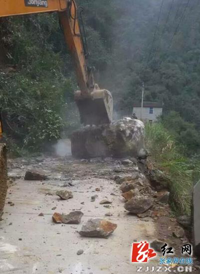【快讯】桑峰路五道水段山体滑坡 预计下午3时恢复通行