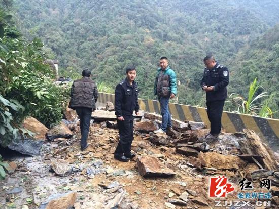 【快讯】桑峰路五道水段山体滑坡 预计下午3时恢复通行