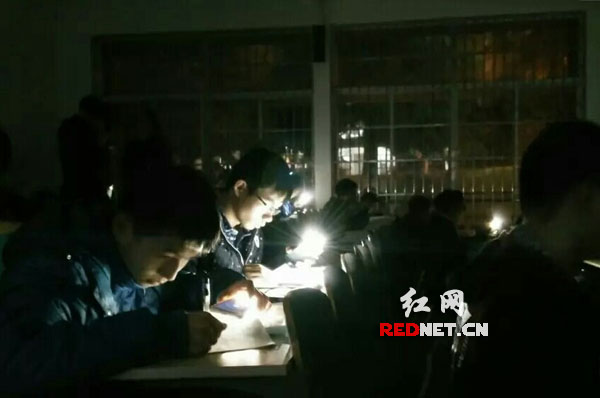长沙理工大学云塘校区综合教学楼A区一楼整层楼断电，同学们开手机照明灯，继续在教室里自习。
