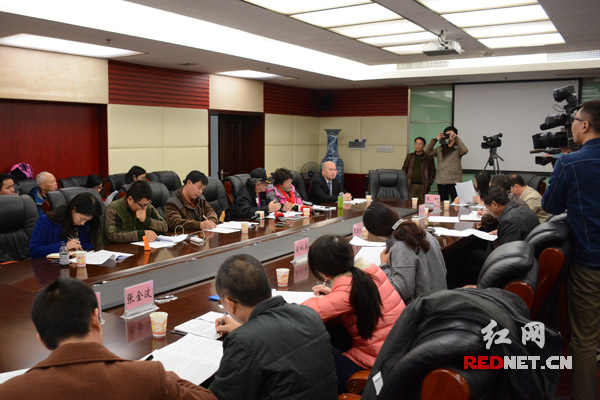 《湖南省大气污染防治若干规定》（征求意见稿）在省环保厅举行听证会。