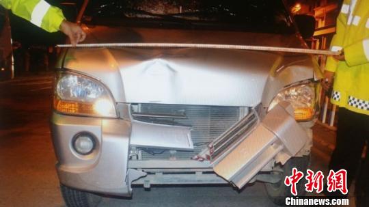 广西老夫妻斑马线上被撞身亡曾多次用手电筒提醒驶来车辆