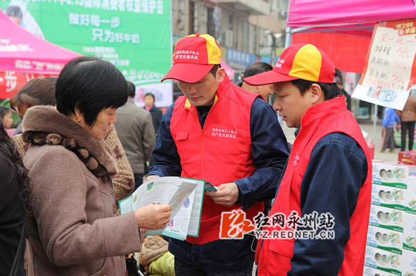 公司员工向客户讲解