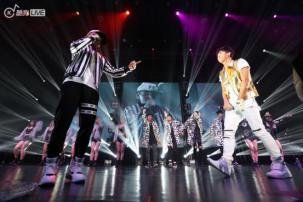 双男合体引高潮，张远出现爆基情