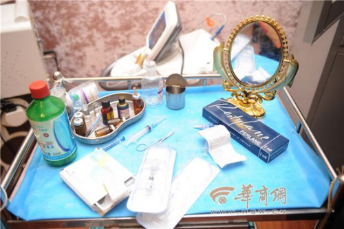 现场有大量手术刀、剪刀、注射器等医疗用品记者 佘樱 摄