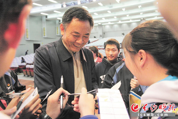 讲课完毕，孩子们围着院士提问要签名，久久不肯离去。　　长沙晚报记者 陈飞 摄