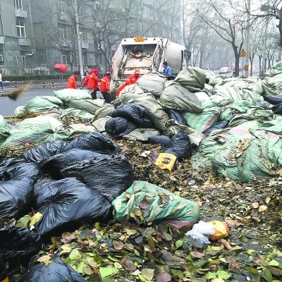 清运赶不上落叶速度北京多街区堆满大量垃圾（图）